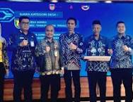 Kepala Desa Penyambaran, Ahdani, bersama Plt. Kepala DPMD Banjar Hafizh Anshari dan jajaran saat menerima penghargaan Juara Harapan II Lomba Desa Tingkat Provinsi Kalimantan Selatan Tahun 2025.