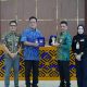 Kepala Bakesbangpol Tanah Bumbu Nahrul Fajeri saling bertukar cendera mata dengan Direktur IPDN Kampus Sulawesi Selatan Prof. Murtir Jeddawi usai pembukaan Studi Wawasan Kebangsaan Paskibraka.