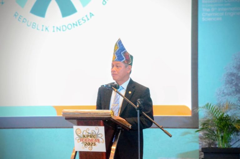 Menteri Lingkungan Hidup RI Hanif Faisol Nurofiq saat menyampaikan sambutan dalam ICCHEAS 2025 di Universitas Lambung Mangkurat, Banjarmasin, Kamis (16/10/2025). (Foto: Dok. MC Kalsel).