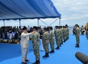 Presiden Prabowo Subianto menyematkan pangkat kehormatan kepada purnawirawan TNI di atas KRI dr Radjiman Wedyodiningrat-992, Teluk Jakarta (2/10/2025).