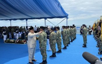 Presiden Prabowo Subianto menyematkan pangkat kehormatan kepada purnawirawan TNI di atas KRI dr Radjiman Wedyodiningrat-992, Teluk Jakarta (2/10/2025).