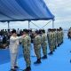 Presiden Prabowo Subianto menyematkan pangkat kehormatan kepada purnawirawan TNI di atas KRI dr Radjiman Wedyodiningrat-992, Teluk Jakarta (2/10/2025).