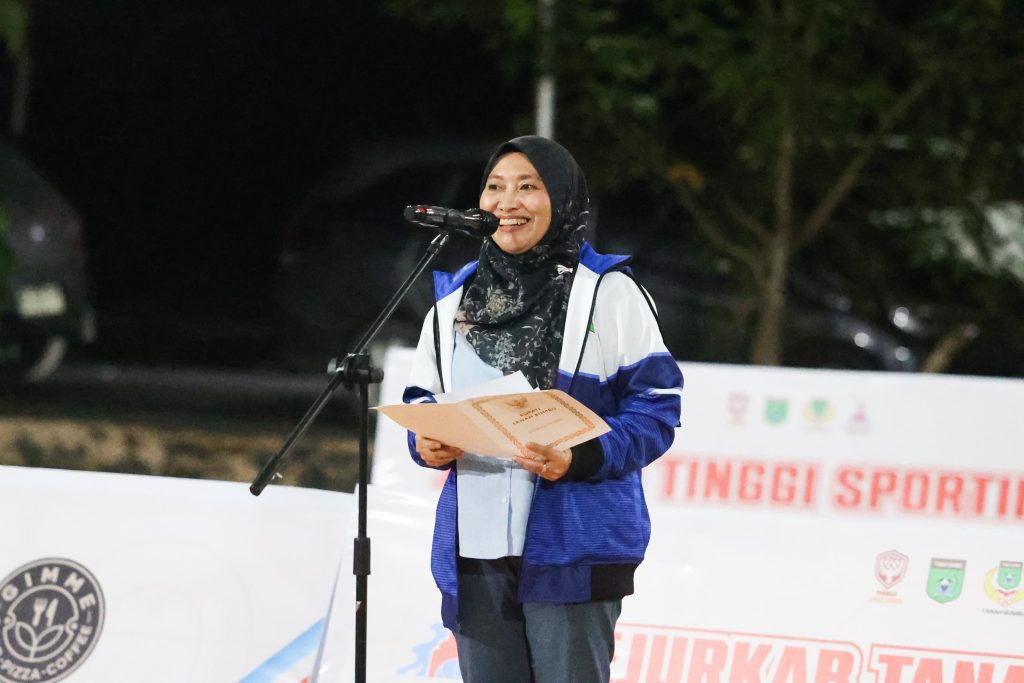 Sekda Tanah Bumbu, Yulian Herawati, mewakili Bupati Andi Rudi Latif saat menutup Kejurkab Basketball League Tanah Bumbu 2025 di Lapangan Basket Hutan Kota Batulicin, Sabtu (4/10/2025).
