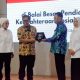 Kepala Dinas Sosial Provinsi Kalimantan Selatan, Muhammad Farhanie, menyerahkan cenderamata kepada perwakilan lembaga mitra sebagai bentuk apresiasi atas dukungan terhadap program Sekolah Rakyat, di Banjarbaru, Minggu (5/10/2025).