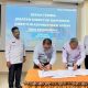 Direktur baru RSUD Ulin Banjarmasin, Dr. Among Wibowo, menandatangani berita acara serah terima jabatan dari Dr. Diauddin di Aula Ulin Tower 1, Rabu (10/10/2025). (Foto: Dok. MC Kalsel).