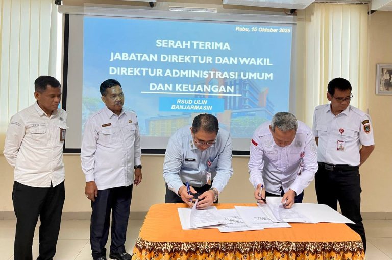 Direktur baru RSUD Ulin Banjarmasin, Dr. Among Wibowo, menandatangani berita acara serah terima jabatan dari Dr. Diauddin di Aula Ulin Tower 1, Rabu (10/10/2025). (Foto: Dok. MC Kalsel).
