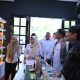 Menparekraf RI Teuku Riefky Harsya bersama Wakil Gubernur Kalimantan Selatan Hasnuriyadi Sulaiman meninjau pusat kegiatan ekonomi kreatif di Banjarbaru, Rabu (8/10/2025).