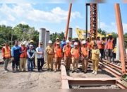Bupati Wiyatno Tinjau Pembangunan Jembatan Murung Keramat–Budi Mufakat, Target Rampung Desember