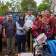 Ket Foto : Bupati Kapuas Muhammad Wiyatno menyerahkan bantuan mesin pakan ikan kepada perwakilan Pokdatan. (Foto IST).