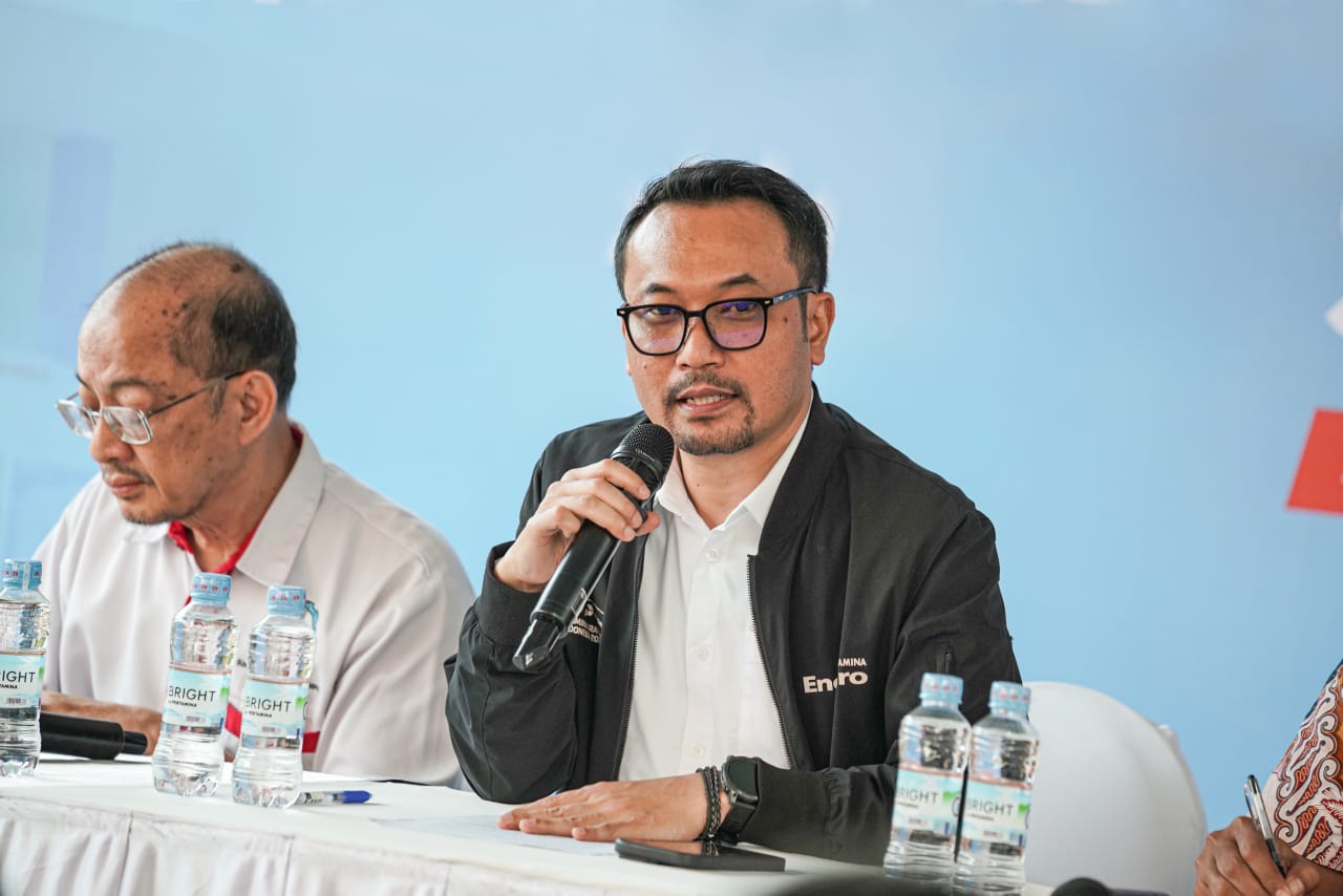 Mars Ega Legowo Putra, Direktur Utama Pertamina Patra Niaga, berbicara kepada wartawan saat konferensi pers hasil uji Pertalite di SPBU Jemursari Surabaya.