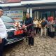 Elim Tyu Samba memperlihatkan mobil dinas Pajero Sport yang dialihfungsikan menjadi mobil siaga ibu hamil di Blitar.