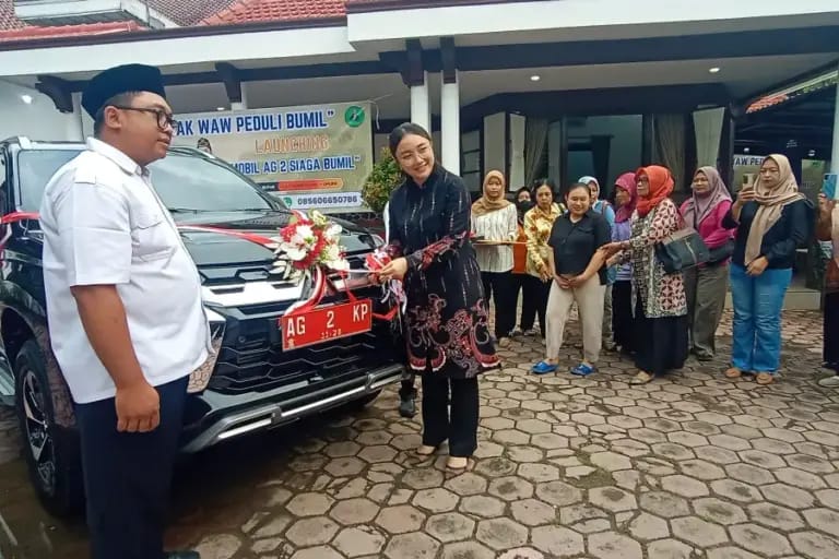 Elim Tyu Samba memperlihatkan mobil dinas Pajero Sport yang dialihfungsikan menjadi mobil siaga ibu hamil di Blitar.