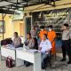 Petugas Polsek Sleman memperlihatkan barang bukti celurit dari kasus penganiayaan oleh dua pelajar di Sleman.