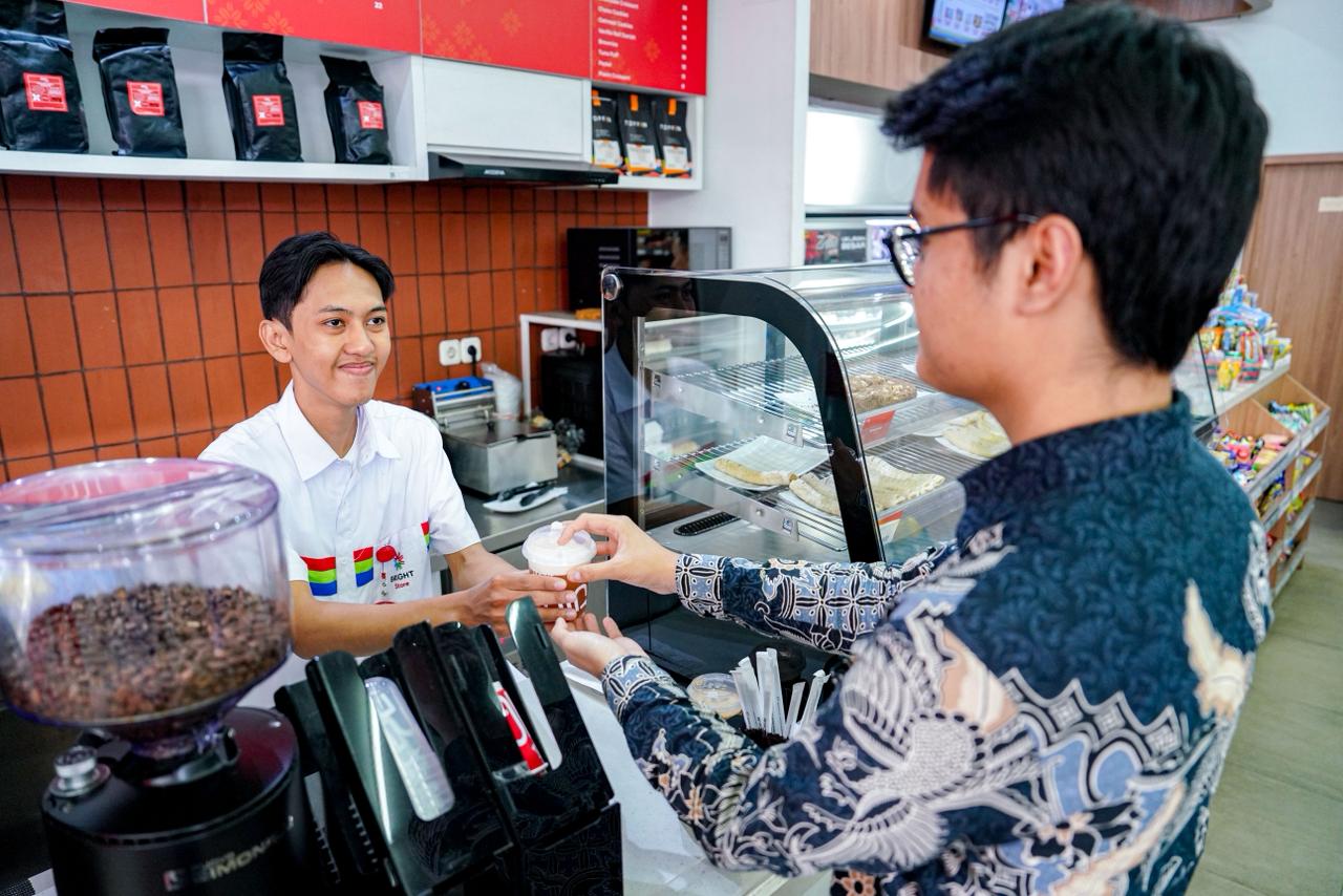 Seorang pengunjung duduk sambil menikmati secangkir kopi di area Bright Store SPBU Pertamina yang bersih dan nyaman.