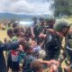 Personel Satgas Yonif 113/JS membagikan biskuit dan permen kepada anak-anak Kampung Pogapa sebagai bentuk kepedulian dan upaya menumbuhkan semangat kebersamaan.