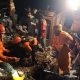 Petugas evakuasi longsor Trenggalek mencari korban tertimbun rumah di Desa Depok Kecamatan Bendungan