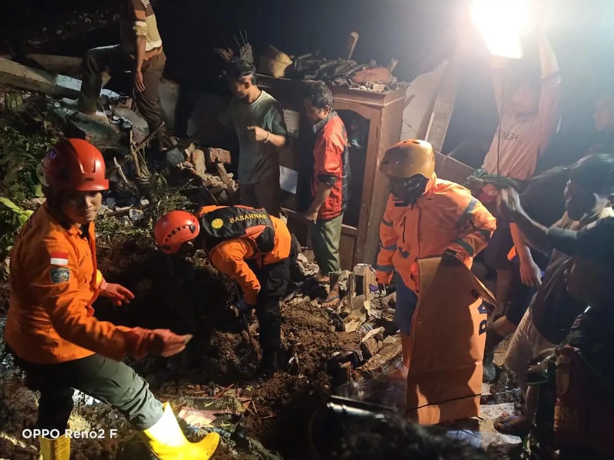Petugas evakuasi longsor Trenggalek mencari korban tertimbun rumah di Desa Depok Kecamatan Bendungan