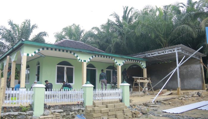 Perehaban Mushola di Desa Rejosari Masuki Tahap Akhir, Warga Gotong Royong Bersama TNI