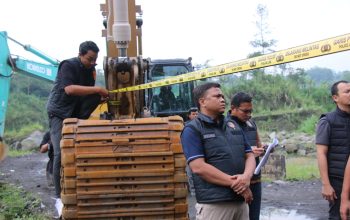 Petugas Bareskrim Polri mengamankan excavator saat penertiban tambang pasir ilegal di kawasan Gunung Merapi, Kabupaten Magelang.