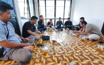 Ketua PWI Tanah Bumbu Slamet Riadi saat menjelaskan rencana sosialisasi UU Pers dan UU ITE bagi kepala sekolah se-Kabupaten Tanah Bumbu.