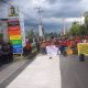 Ket Foto : Aksi damai Aliansi Masyarakat Adat yang menuntut pembebasan dua tokoh adat serta kejelasan pembagian plasma 20 persen PT. Kapuas Maju Jaya (KMJ), di depan Mako Polres Kapuas, Rabu (5/11/2025) sore.