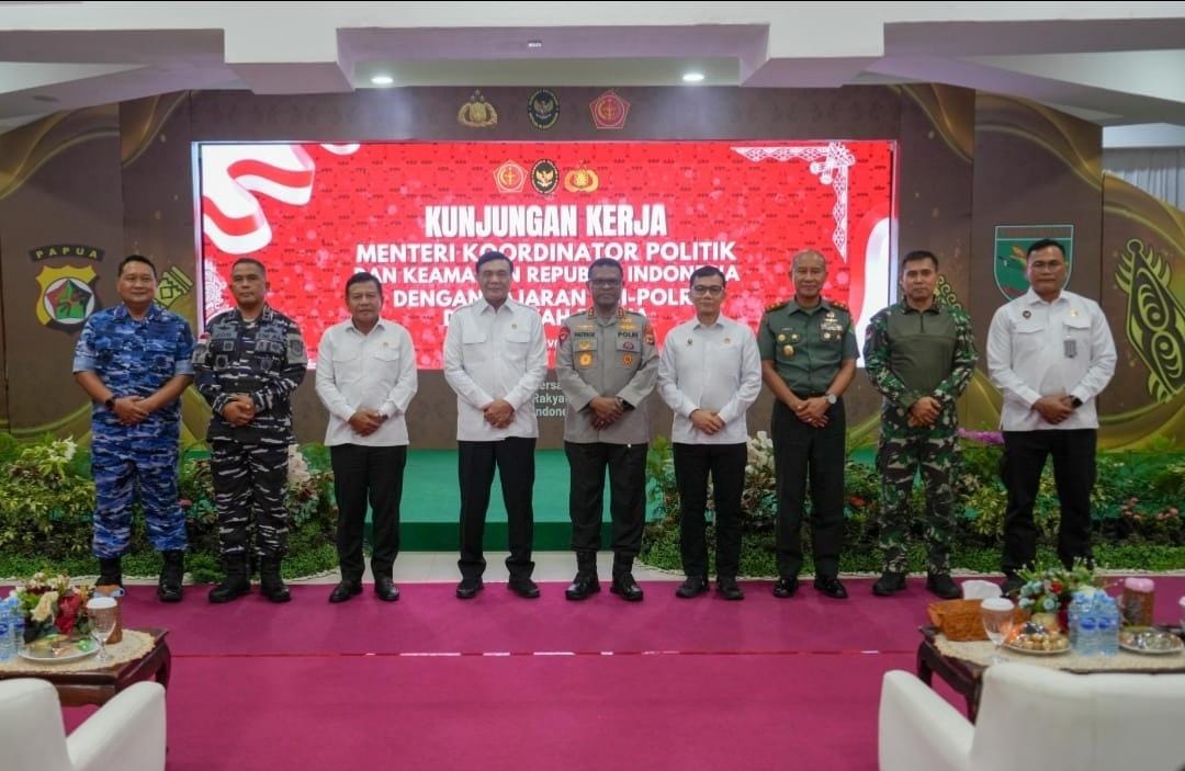 Menko Polkam Djamari Chaniago dan Kepala BIN Herindra meninjau pusat kreativitas pemuda Papua, PYCH, di Jayapura.