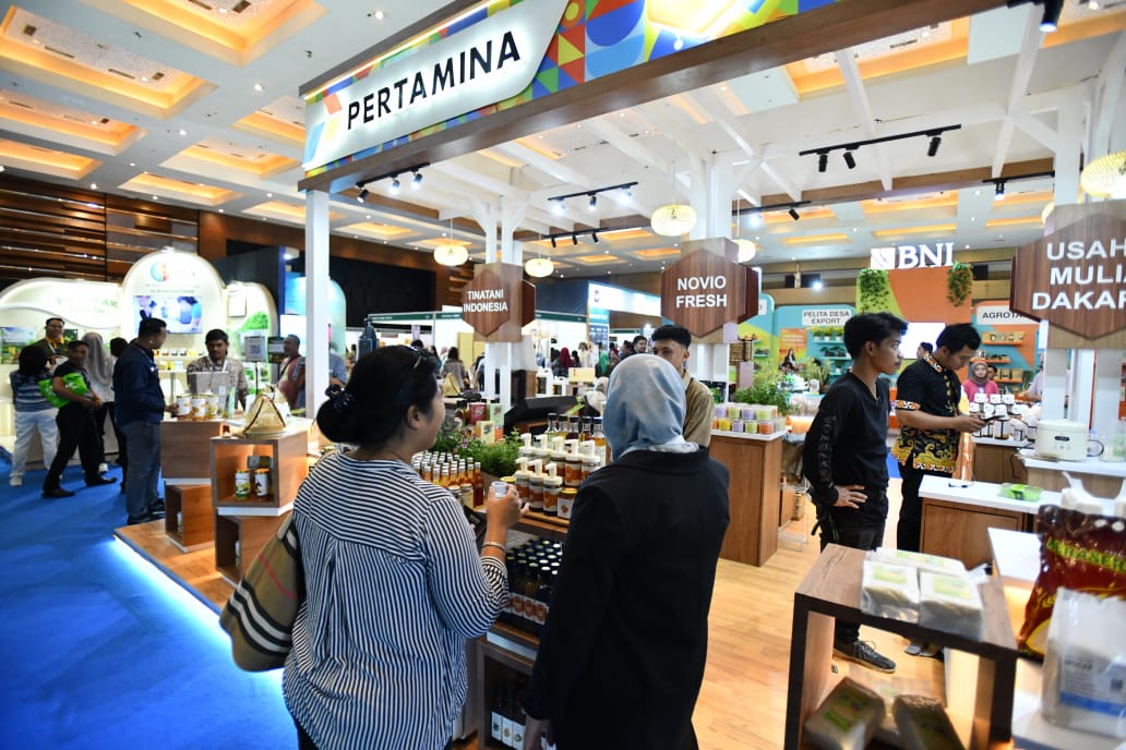 Pengunjung melihat produk unggulan UMKM binaan Pertamina di pameran Agrinex 2025 JIExpo Kemayoran.