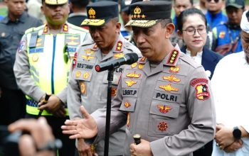 Kapolri Listyo Sigit Prabowo saat memimpin apel ojek online kamtibmas “Sauyunan Jaga Lembur” Polda Jabar di Kabupaten Bandung.