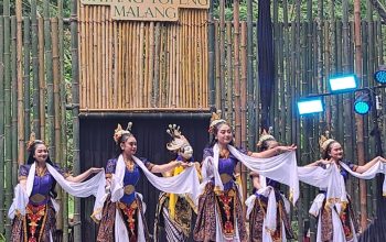 Penampilan Wayang Topeng Malang di Festival Ekonomi Kreatif Boon Pring, Turen, Kabupaten Malang.