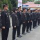 Personel Polres Tanah Bumbu berdiri khidmat saat upacara Hari Pahlawan di Mako Polres Tanah Bumbu.