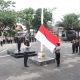 Anggota Polres Tanah Laut mengibarkan bendera Merah Putih dalam upacara Hari Pahlawan di Lapangan Apel Mapolres Tanah Laut.