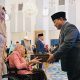 Presiden RI Prabowo Subianto menyerahkan piagam gelar Pahlawan Nasional kepada ahli waris penerima di Istana Negara