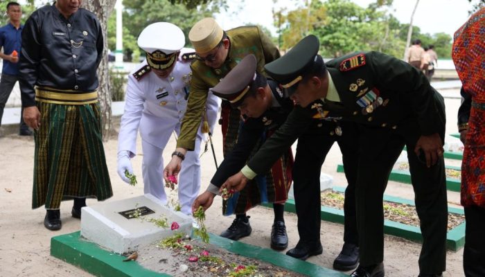 Bupati Tanah Bumbu Pimpin Ziarah Hari Pahlawan di Taman Makam Matone
