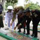 Bupati Andi Rudi Latif memimpin ziarah dan tabur bunga di Taman Makam Pahlawan Matone, Tanah Bumbu, peringatan Hari Pahlawan Nasional 2025.