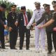 Kapolres Kotabaru AKBP Doli M. Tanjung memimpin penghormatan kepada arwah pahlawan saat upacara Ziarah Nasional di TMP Batuah Kotabaru.