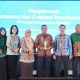 Wabup Tanah Laut HM Zazuli menerima penghargaan kesehatan dari Gubernur Kalsel H. Muhidin pada Musrenbangkesda 2025 di Banjarmasin.