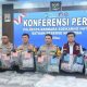 Petugas Polresta Soetta memamerkan barang bukti vape berisi obat bius keras etomidate hasil penggerebekan di area kargo bandara.