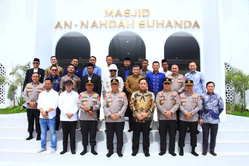 Wakapolri Dedi Prasetyo menggunting pita peresmian Masjid An-Nahdah Suhanda di SMA Kemala Taruna Bhayangkara Bogor