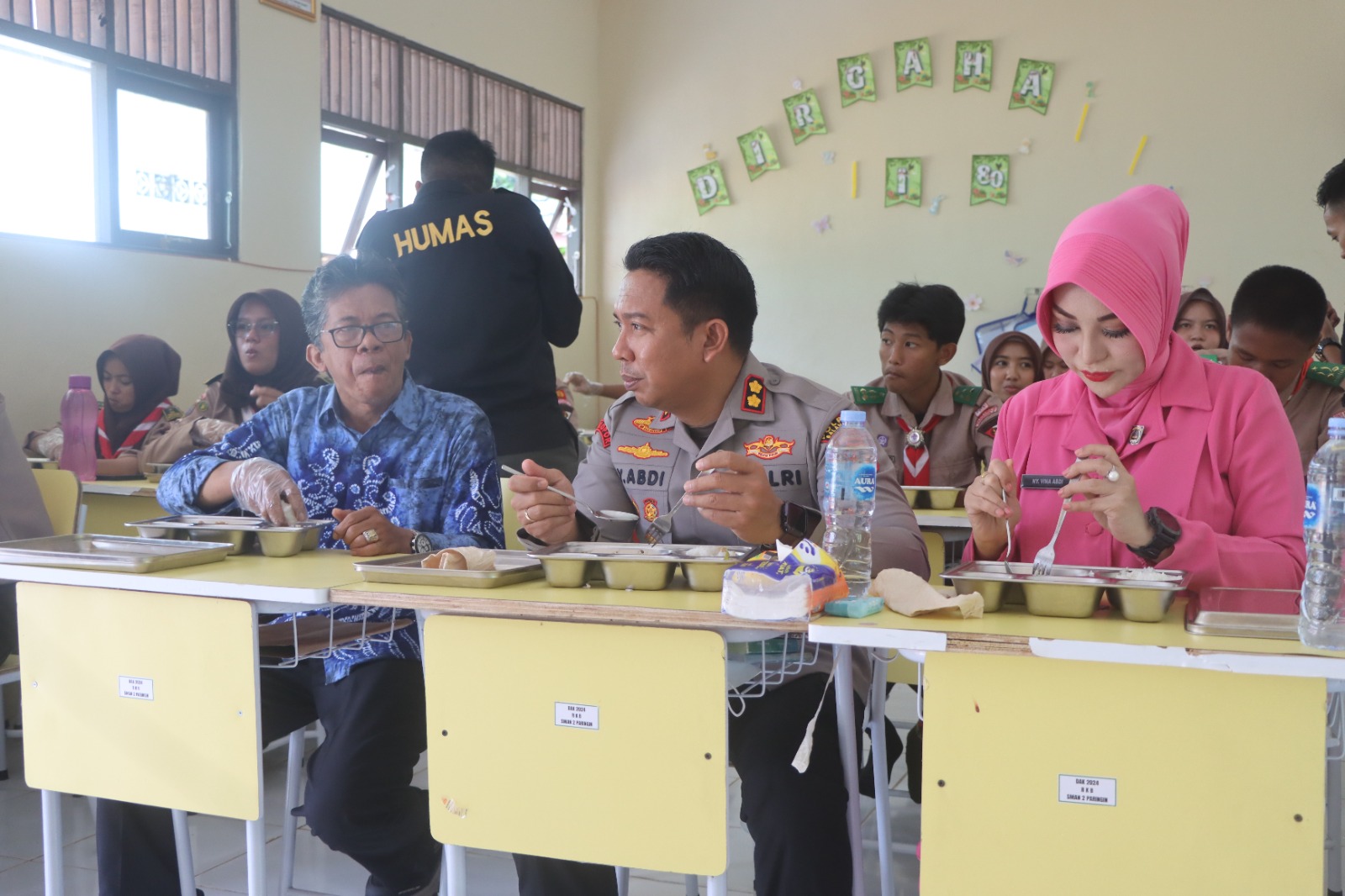 Kapolres Balangan dan Ketua Bhayangkari makan bersama siswa SMAN 2 Paringin saat peninjauan program Makanan Bergizi Gratis.