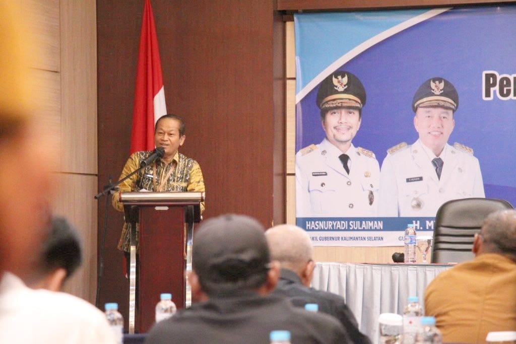 Pejabat Bakesbangpol Kalsel membuka pelatihan netralitas media di Banjarmasin di hadapan puluhan awak media.