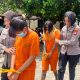 Dua perempuan tersangka pencurian sepeda motor digiring polisi di Polsek Depok Timur.