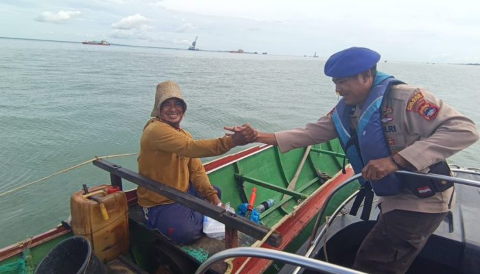 Polairud Kotabaru Gelar Jumat Berkah, Bagikan Makanan dan Imbau Keselamatan Nelayan