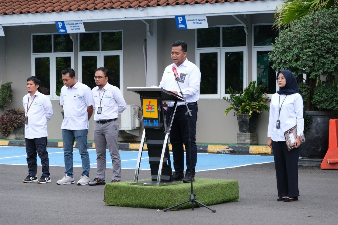 Pembina upacara Iskandar Setiyawan berdiri di podium memimpin upacara Hari Pahlawan di UBP Asam Asam.