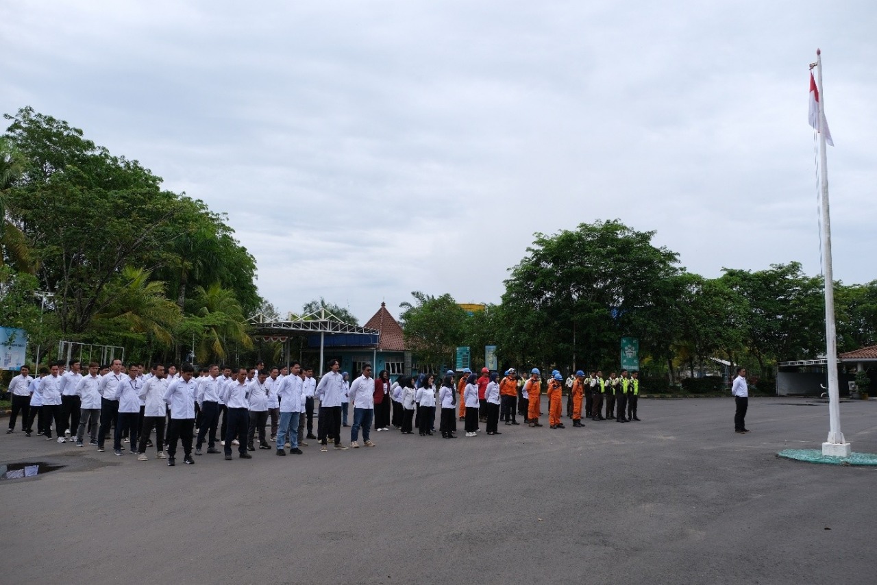 Petugas dan pegawai PLN UBP Asam Asam mengikuti Upacara Hari Pahlawan 10 November 2025 di halaman kantor pembangkit.