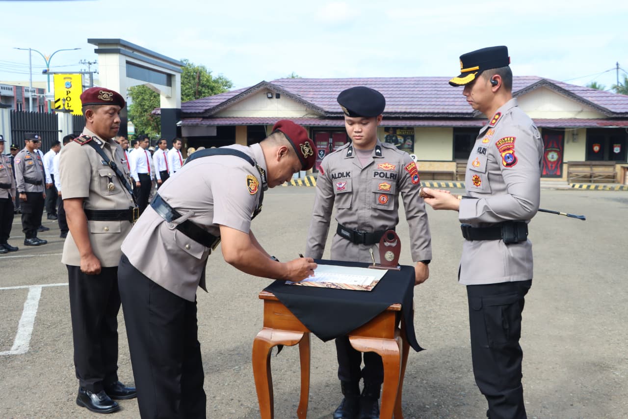 Kapolres Tabalong memimpin upacara Sertijab Kasat Narkoba di Polres Tabalong
