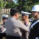 Kapolres Tanah Bumbu AKBP Arief Prasetya berdiri di podium memimpin Apel Gelar Pasukan Operasi Zebra Intan 2025 di Lapangan Polres Tanah Bumbu.
