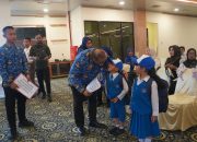 Pemkab Kotabaru Serahkan Bantuan Seragam dan Perlengkapan Sekolah untuk 62 Ribu Siswa