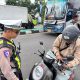 Petugas Polres Bantul memeriksa pengendara sepeda motor saat Operasi Zebra Progo 2025 hari pertama.