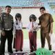 Polisi Satlantas Kotabaru mengedukasi siswa SD mengenai rambu dan keselamatan berkendara dalam kegiatan Police Goes to School.