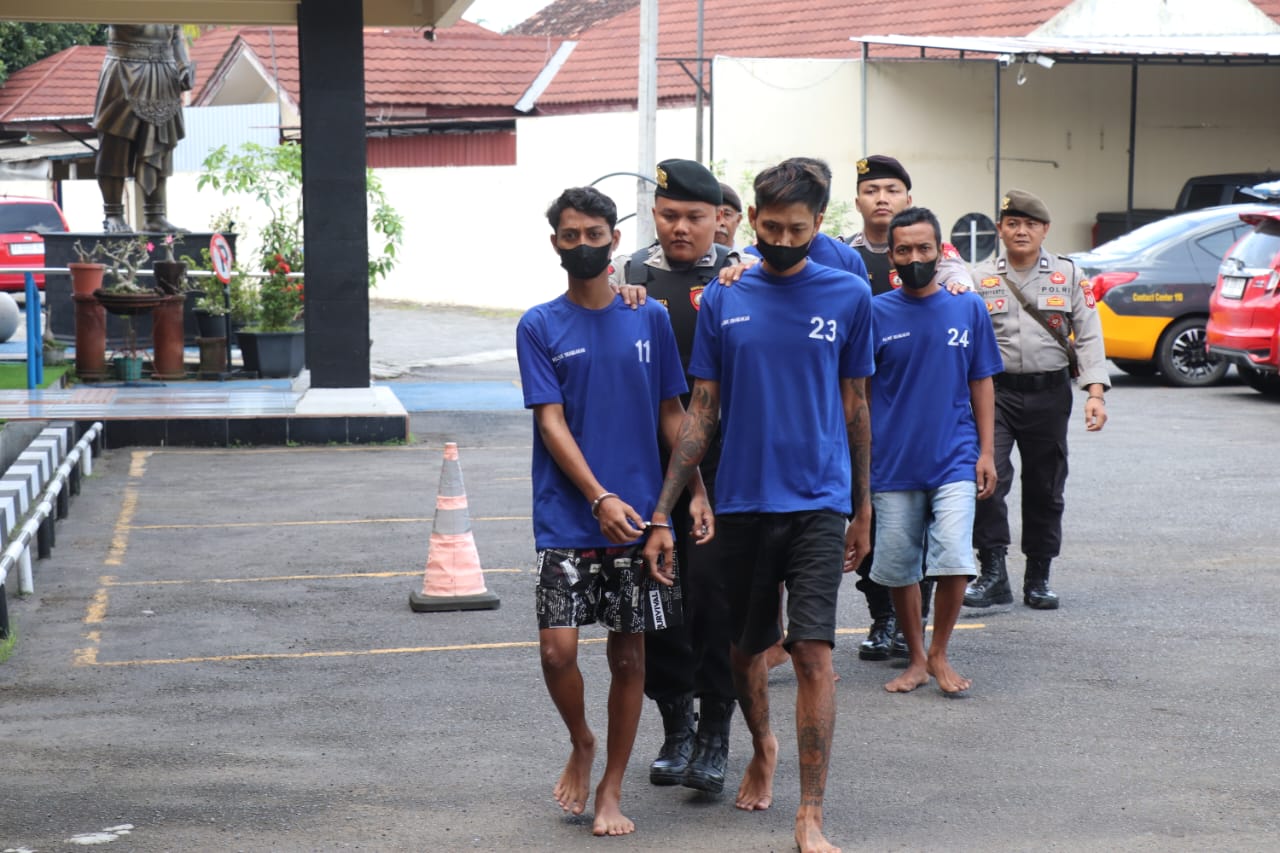 Petugas Polsek Srandakan menggiring empat tersangka pengeroyokan buruh tani ke ruang pemeriksaan.
